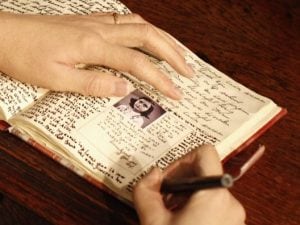 Il 1 agosto 1944 Anna Frank scriveva l'ultima pagina del suo Diario. Nella foto, un dettaglio della ricostruzione in cera conservata presso il Madame Tussauds di Berlino.