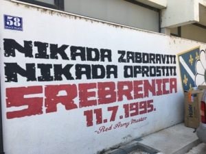 Mostar – Murales che ricorda l’eccidio di Srebrenica (Trad. Non dimenticare mai, non perdonare mai)