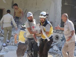 Il corpo senza vita di un bimbo, ucciso ieri nel bombardamento a Jisr al–Shughur (White Helmets)