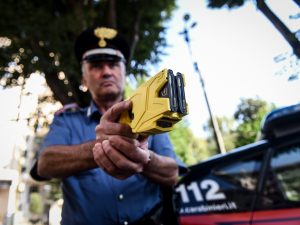 Un carabiniere con il taser, la pistola a impulsi elettrici (LaPresse)
