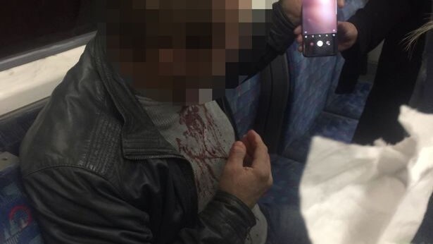 L'aggressione nella metro di Londra (Twitter).
