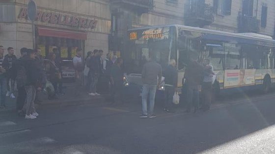 Il bus bloccato dopo la discussione con la passeggera col pesce