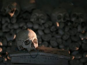 Capuzzelle e anime pezzentelle: il culto dei morti a Napoli è molto più ...