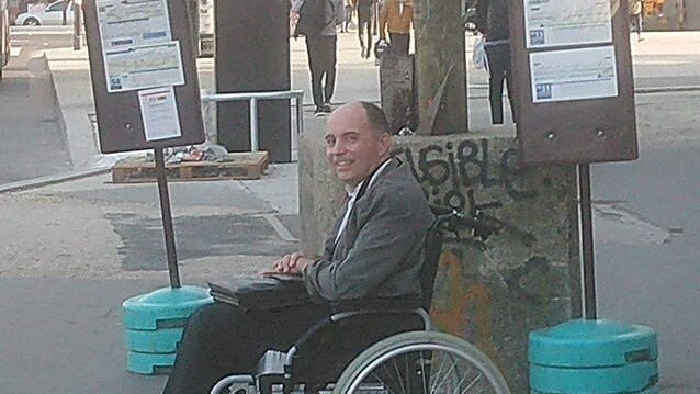 Il disabile protagonista della vicenda a Parigi (Twitter).