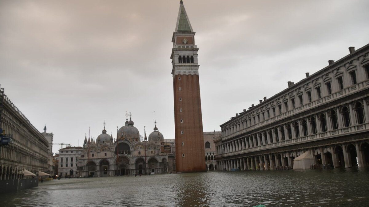 Acqua alta a Venezia per il maltempo (Twitter).