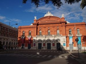 Esterno del teatro Petruzzelli di Bari.
