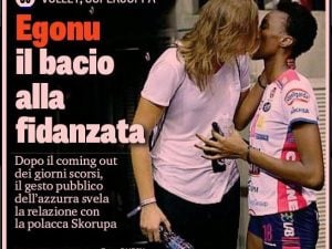 Il bacio di Paola Egonu alla fidanzata sulla prima pagina della Gazzetta (immagine Rubin)