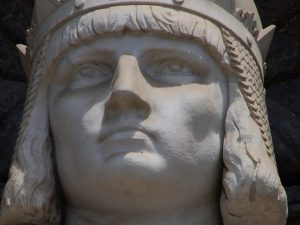La statua di Federico II di Svevia presso il Palazzo Reale di Napoli.