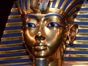 La maschera funeraria del faraone Tutankhamon (Museo Egizio del Cairo).