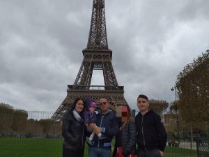 Giuseppe Giordano con la sua famiglia a Parigi. Giuseppe Giordano con la sua famiglia a Parigi.