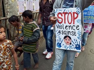 Una protesta per chiedere la fine della violenza sulle bambine in India (Gettyimages)