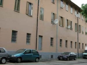 Il caseggiato di via al Molino 5, dove è avvenuto il fatto