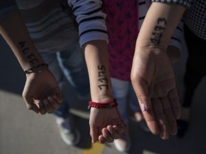 I bimbi migranti "marchiati" al confine tra Messico e Stati Uniti (Adria Malcolm)