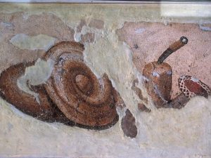 Mosaico del II secolo a. C. in cui sono raffigurati gli ingredienti principali del "pane dorato" romano: pane e burro.
