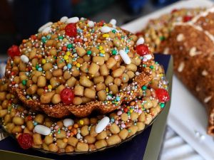 Gli struffoli sono uno dei dolci tipici delle festività, a Napoli.