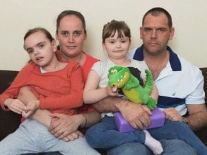Adele e Craig Lake con le loro figlie Jasmin e Jade. Jasmine è morts all’età di nove anni nel 2015