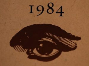 Nel 1949 George Orwell pubblicava uno dei suoi romanzi più famosi: "1984".