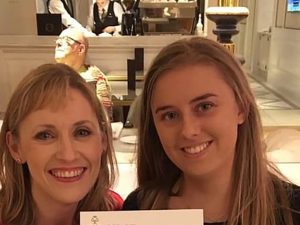 A destra Laura Nuttall, 19 anni.