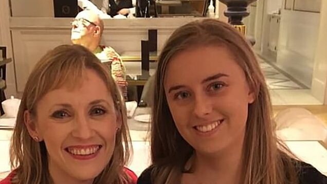 A destra Laura Nuttall, 19 anni.