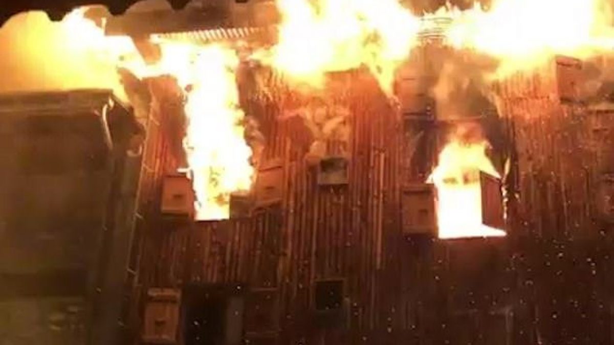 Il resort di Courchevel in fiamme (Twitter).
