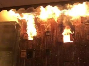 Il resort di Courchevel in fiamme (Twitter).