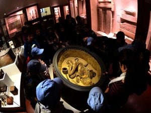 Gruppo di studenti visita il Museo Egizio di Torino (Getty).