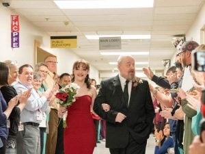 La sposa e il papà in ospedale (foto di Kristen Rush)
