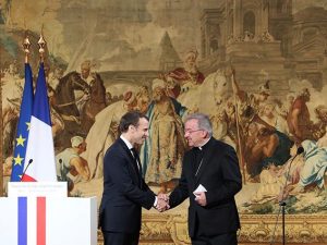 Luigi Ventura con il presidente francese Macron (Getty).