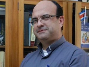 Mauricio Víquez Lizano, il sacerdote accusato di aver violentato 9 chierichetti