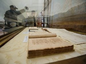 Anche la Biblioteca Nazionale di Napoli parteciperà alla Giornata Mondiale della Poesia. Nella foto, la sala che conserva i versi autografi di Giacomo Leopardi.