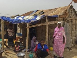 Mbarka Mint Essatim, l’ex schiava mauritana, con il marito e i sette figli nella baracca in cui vivono alla periferia di Nouakchott (Erin Conway–Smith)