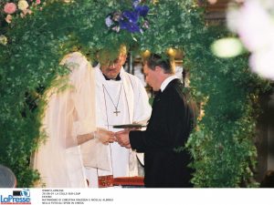 In foto: due sposi durante una funzione religiosa.