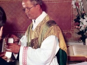 Don Cesare Boschin durante una messa a Borgo Montello (Famiglia Boschin)