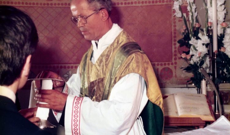 Don Cesare Boschin durante una messa a Borgo Montello (Famiglia Boschin)