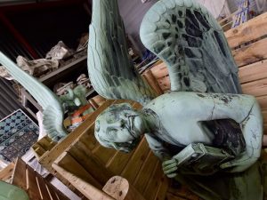 Una delle sedici statue salvate dall'incendio di Notre Dame: l'11 aprile erano state rimosse dal tetto della guglia centrale per essere restaurate.
