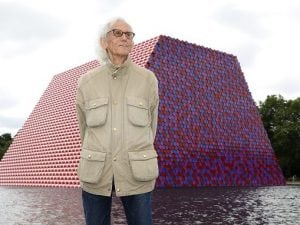 Nel 2020 Christo sarà a Parigi con una nuova installazione: impacchetterà l'Arco di Trionfo.