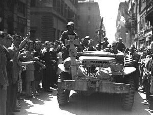 25 aprile: nella foto, Via del Corso a Roma, il giorno della liberazione della città.