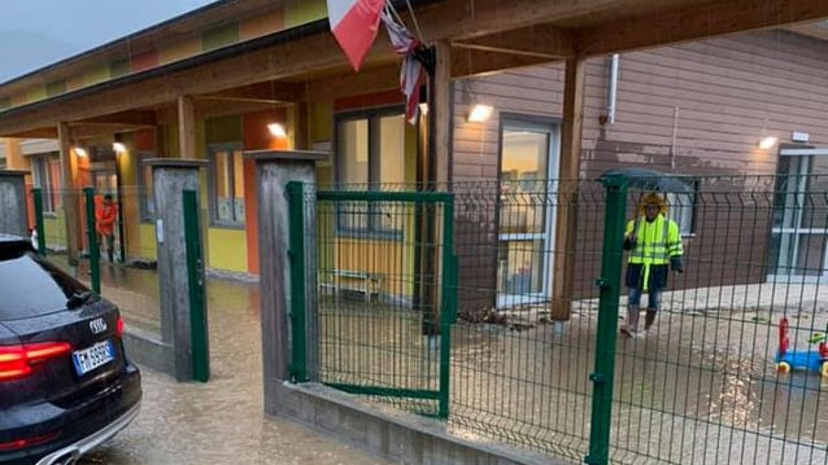 Maltempo Toscana, scuole evacuate per pioggia: l'acqua entra dalle porte,  paura per gli studenti