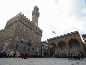 In foto: piazza della Signoria a Firenze.