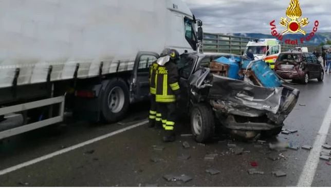 Tir contro auto: un uomo morto e un ferito sull'autostrada A1