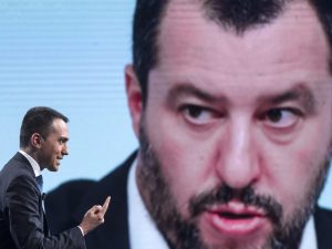 In foto: Luigi Di Maio e, sullo sfondo, Matteo Salvini.
