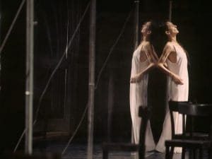 Pina Bausch nel suo balletto più celebre, "Café Muller".