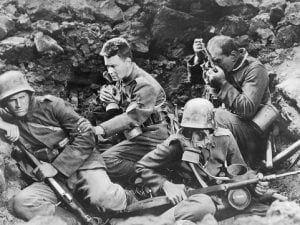 Una scena tratta dal film del 1930 "Niente di nuovo sul fronte occidentale", ispirato all'omonimo romanzo di Erich Maria Remarque.