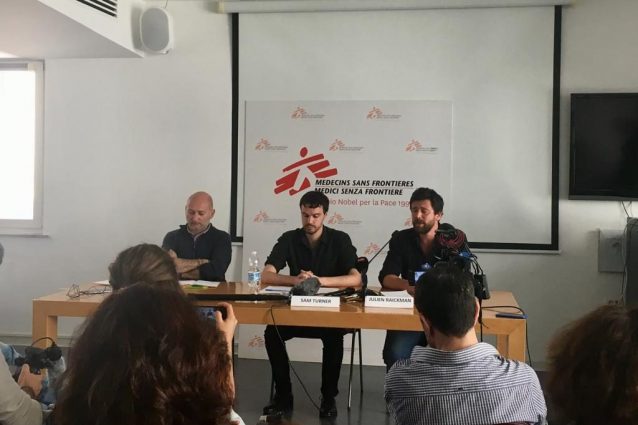 L’incontro stampa di Medici Senza Frontiere a Roma. Da sinistra: Marco Bertotto (responsabile advocacy MSF in Italia), Sam Turner (capomissione MSF per la Libia), Julien Raickman (capomissione MSF a Misurata e Khoms).