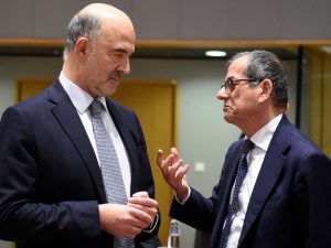 In foto: il commissario Ue agli Affari economici, Pierre Moscovici, e il ministro dell’Economia, Giovanni Tria.