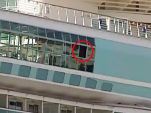 La bimba sarebbe precipitata dall’11° piano della nave