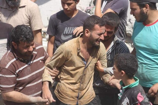 Il dolore di un padre che ha perso i suoi cari a Idlib.