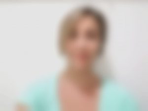 Angela non vuole rivelare il suo volto, né il suo vero nome perché teme le conseguenza della sua testimonianza