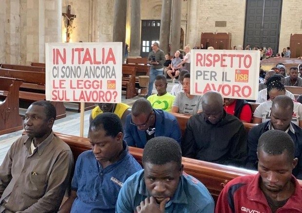 "Il Made in Italy va avanti grazie ai nuovi schiavi": Baobab e il caso dei braccianti bruciati vivi
