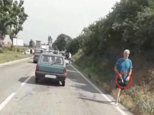 Nel video de La Stampa il killer che cammina col coltello tra le mani